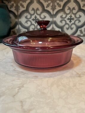 VINTAGE PYREX (Corningware) VISIONS CRANBERRY ROUND BAKING/SERVING DISH WITH LID